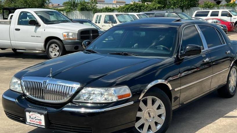 LINCOLN TOWN CAR 2004 1LNHM83W24Y679603 image